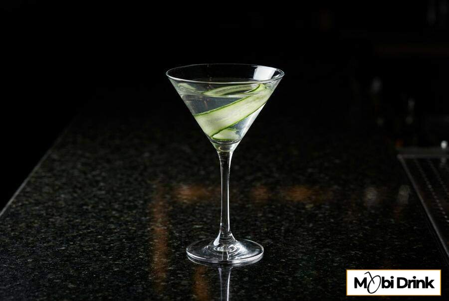 Elegancki koktajl Saketini w kieliszku do martini