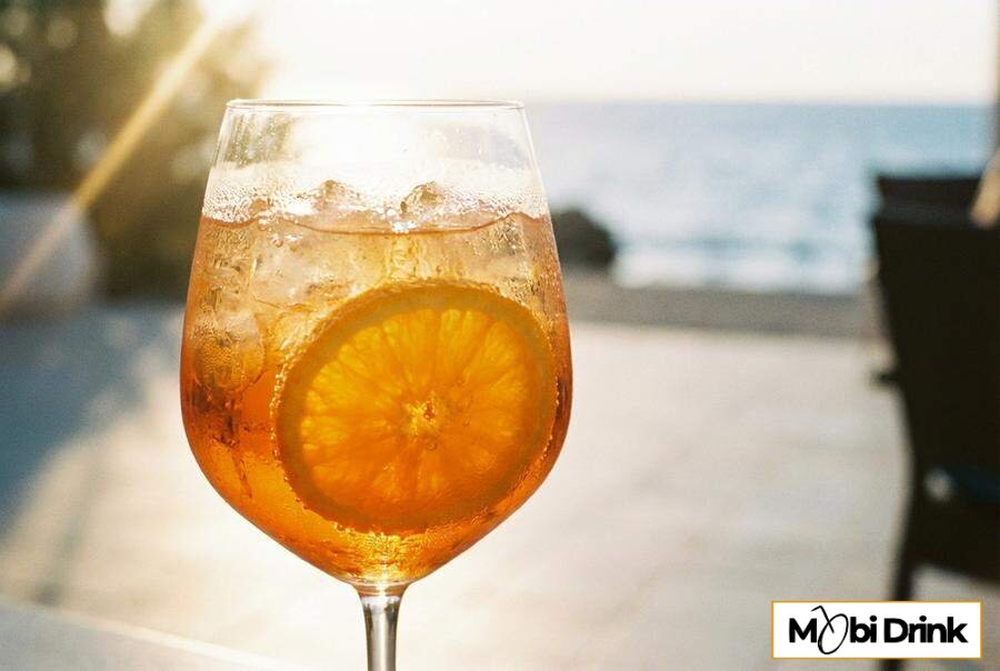 Klasyczny Aperol Spritz w kieliszku z lodem