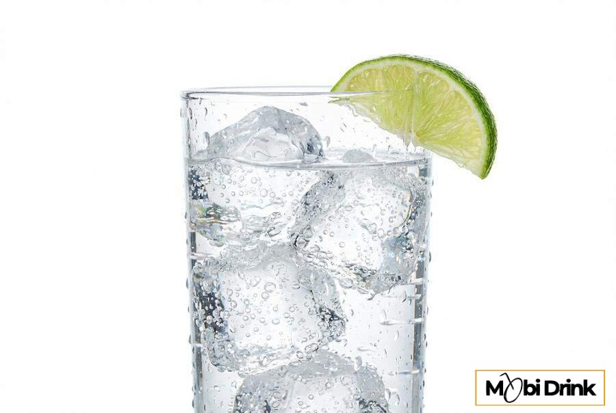 Klasyczny orzeźwiający drink gin ze spritem i limonką
