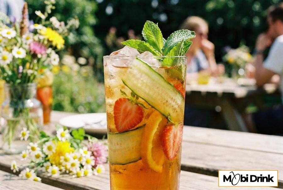 Klasyczny drink Pimm's Cup z owocami i miętą