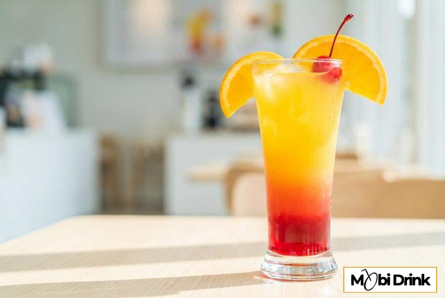 Warstwowy drink Sake Sunrise z sokiem pomarańczowym