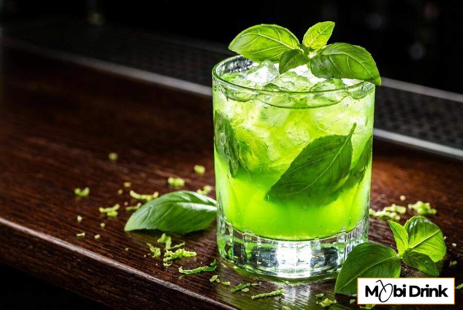 Zielony drink Lemon Basil Smash ze świeżą bazylią