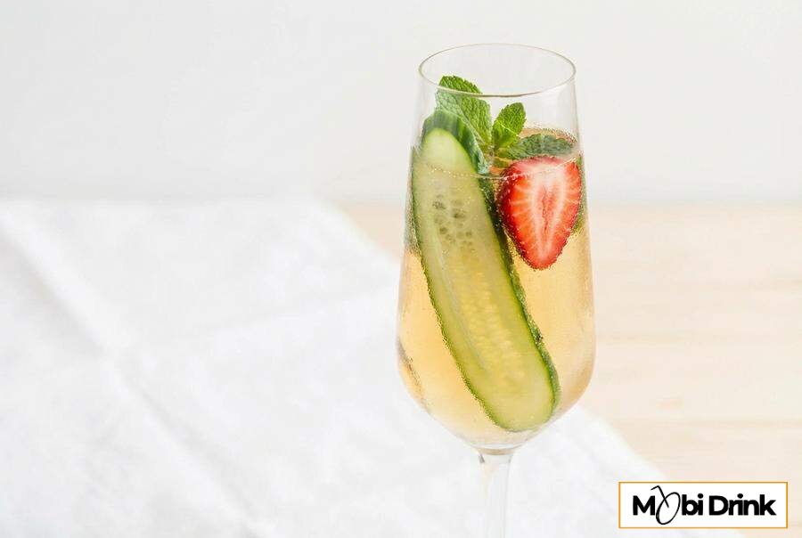 Delikatny Lillet Spritz z ogórkiem i truskawką