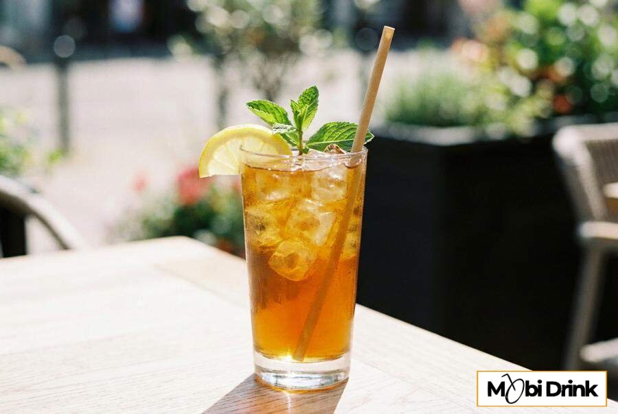 Long Island Iced Tea w wysokiej szklance z lodem