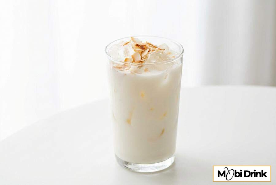 Kremowy drink Malibu z mlekiem i wiórkami kokosowymi