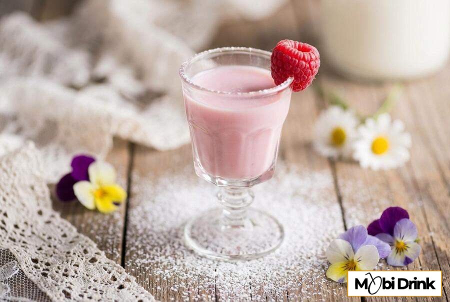 Różowy shot malinowy z mleczkiem i owocem