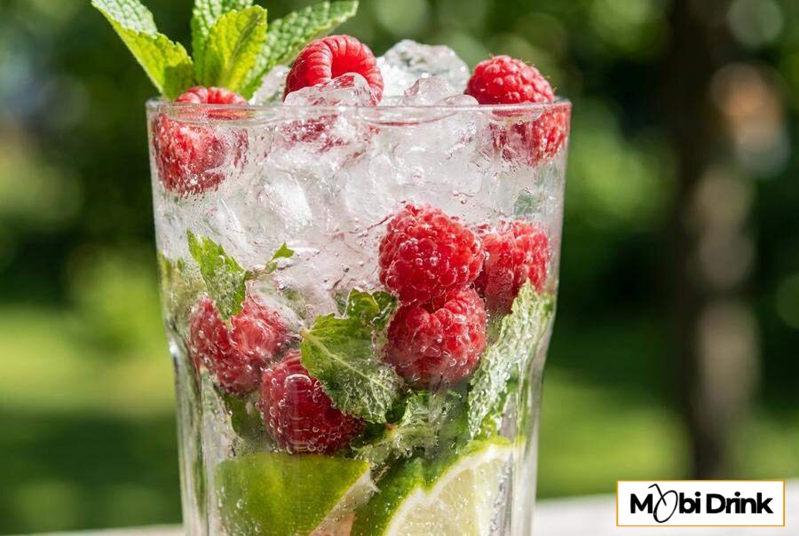 Malinowe Mojito z miętą i kruszonym lodem