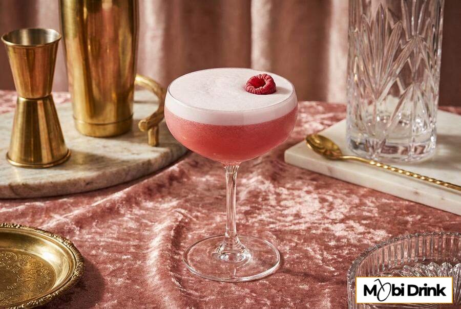 Elegancki drink sour z pianką i malinówką