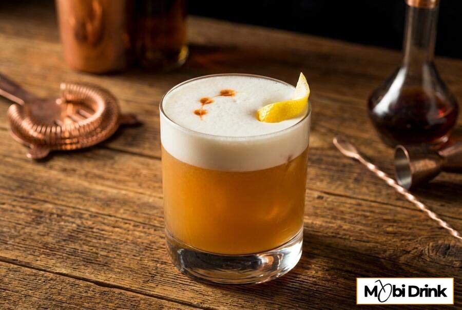 Elegancki koktajl Metaxa Sour z pianką i cytryną