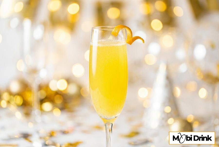 Żółty drink Mimosa w kieliszku do szampana
