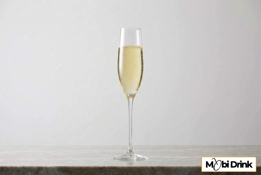 Elegancki żółty drink w kieliszku szampana