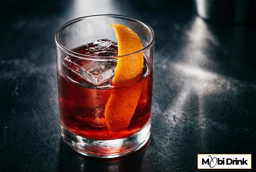 Czerwone Negroni z lodem i skórką pomarańczy