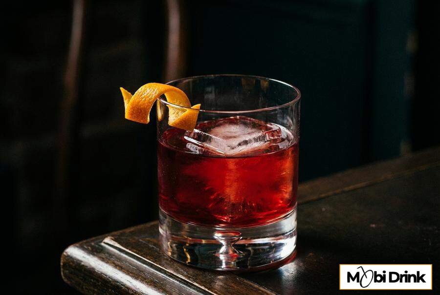 Klasyczne włoskie Negroni w niskiej szklance