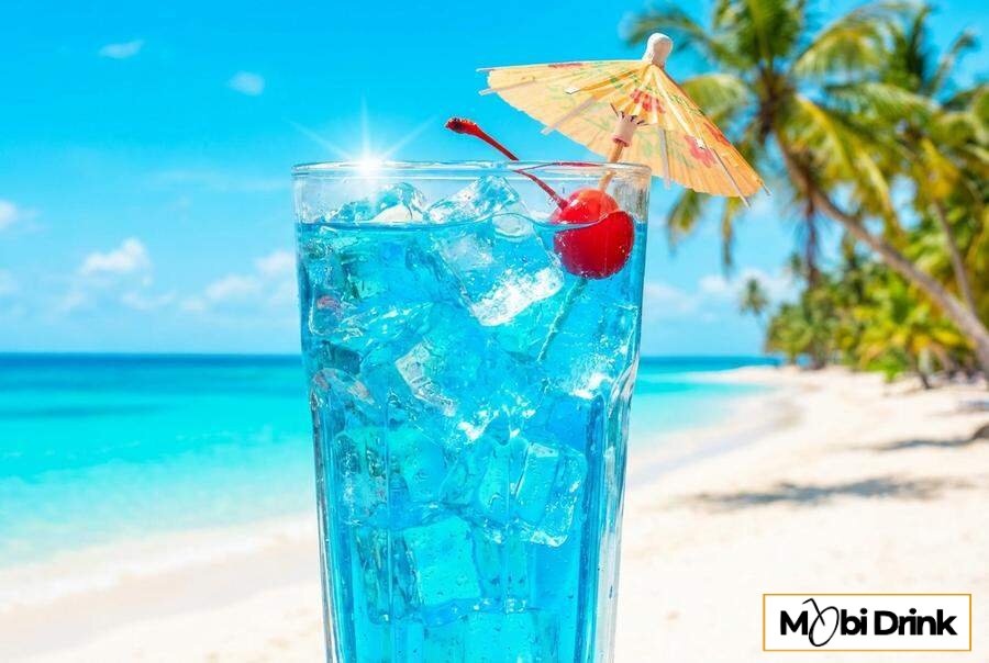 Niebieski drink Ouzo Blue z likierem Blue Curacao i lodem