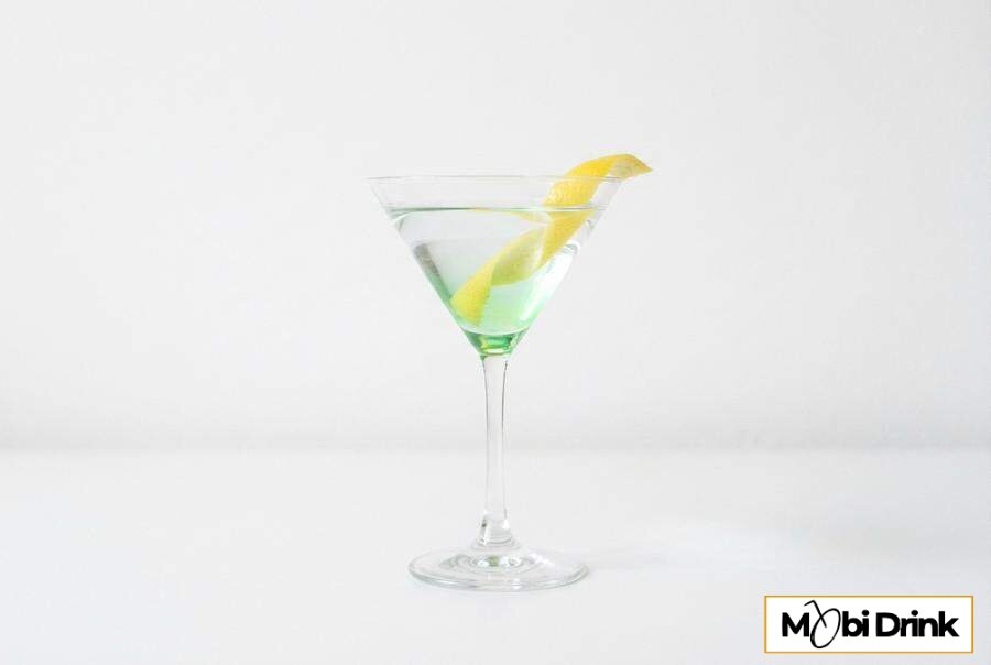 Mocny drink Obituary w kieliszku martini