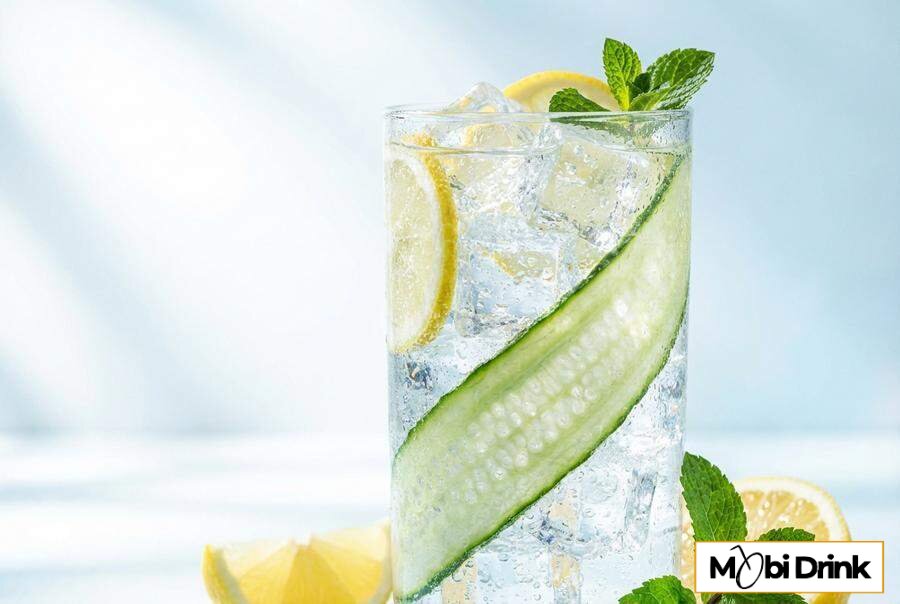 Świeży drink z ogórkiem
