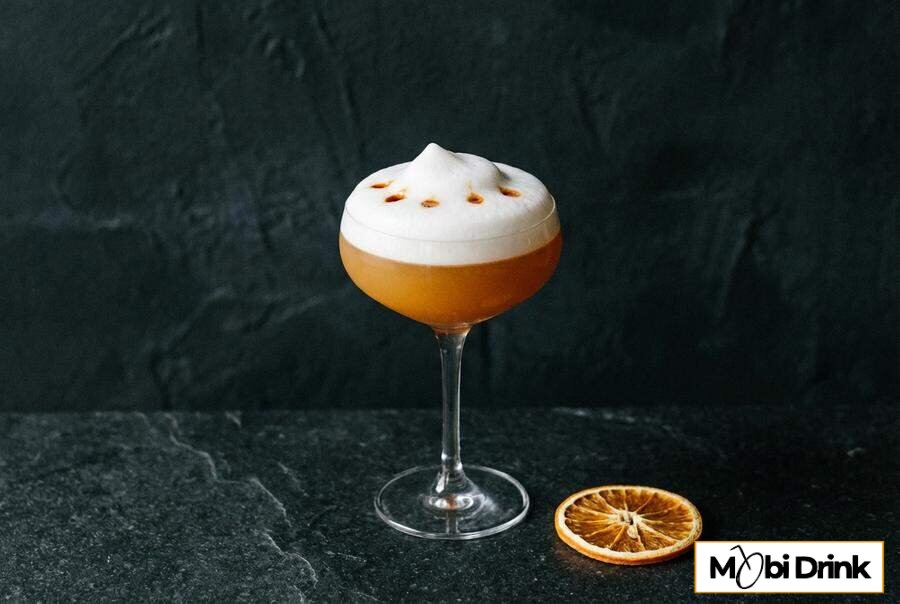 Elegancki drink Orzech Sour z pianką