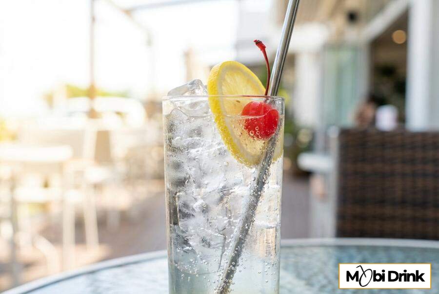 Wysoki drink Tom Collins z lodem i cytryną