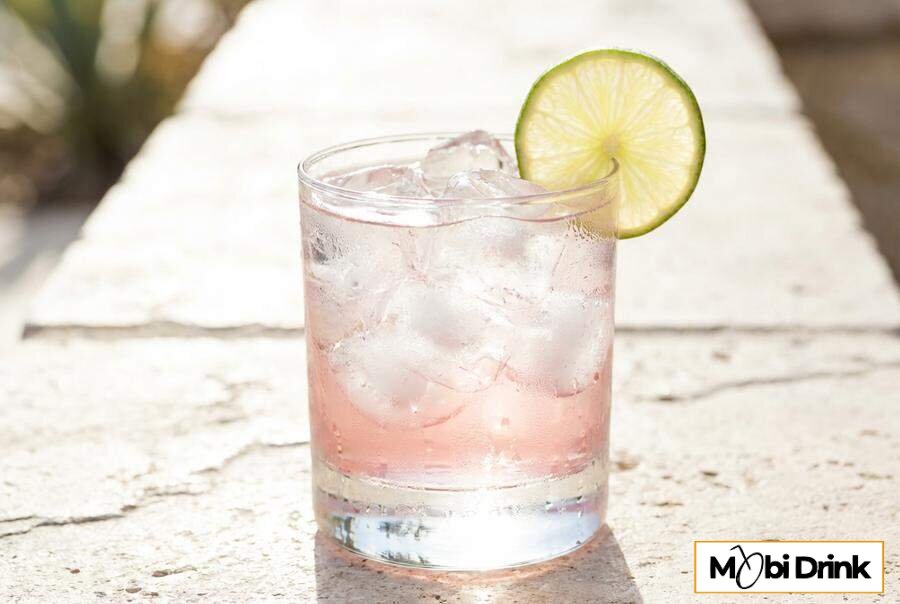 Orzeźwiający Pink Gin z subtelnym różowym kolorem