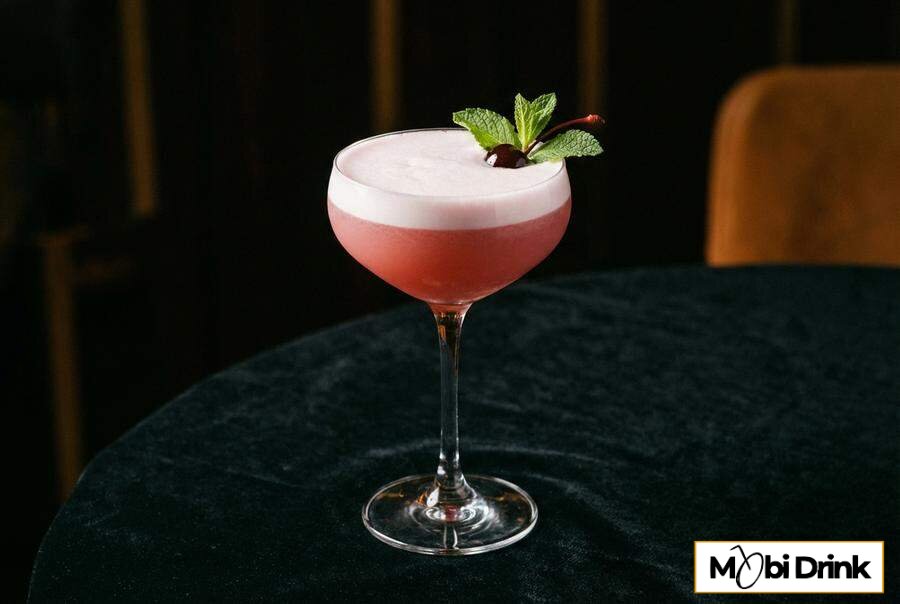 Elegancki koktajl Pink Lady z pianką i wisienką