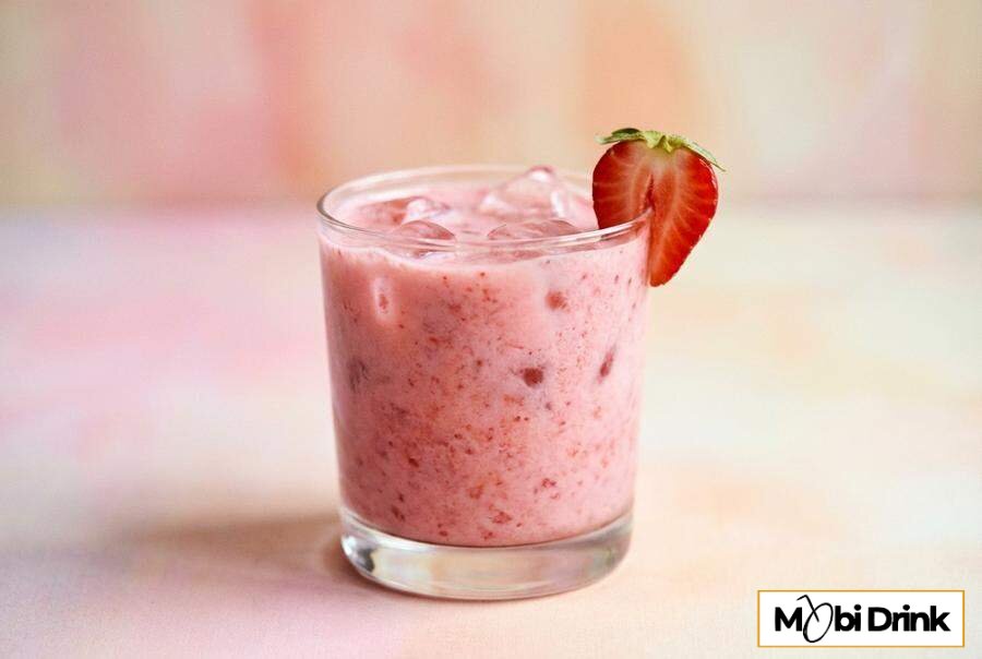 Różowy drink z mlekiem i truskawkami