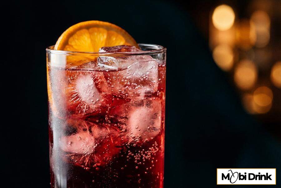 Czerwony drink Red Moon z sokiem porzeczkowym i pomarańczą