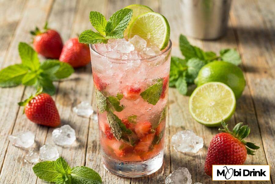 Owocowe różowe mojito z miętą i truskawkami