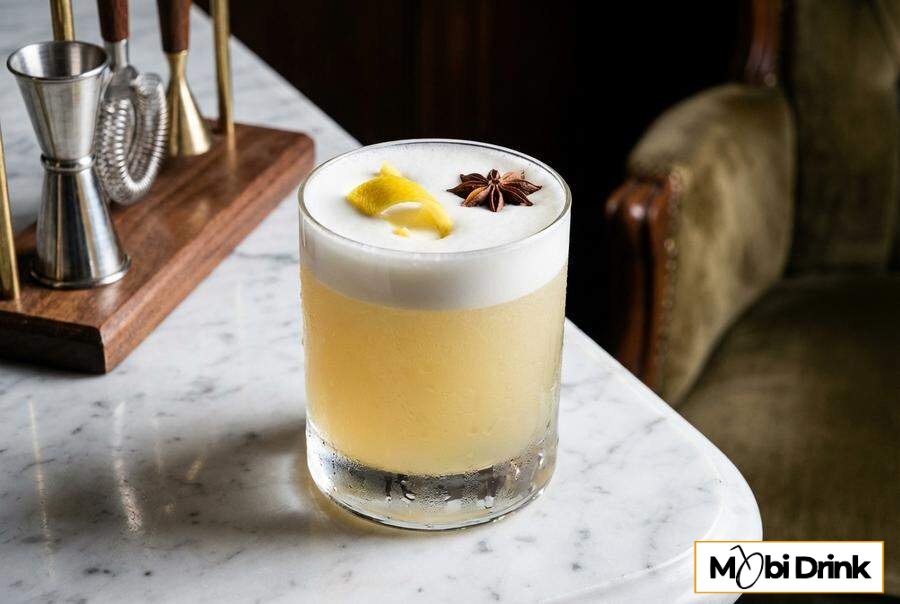 Elegancki koktajl Sambuca Sour z pianką