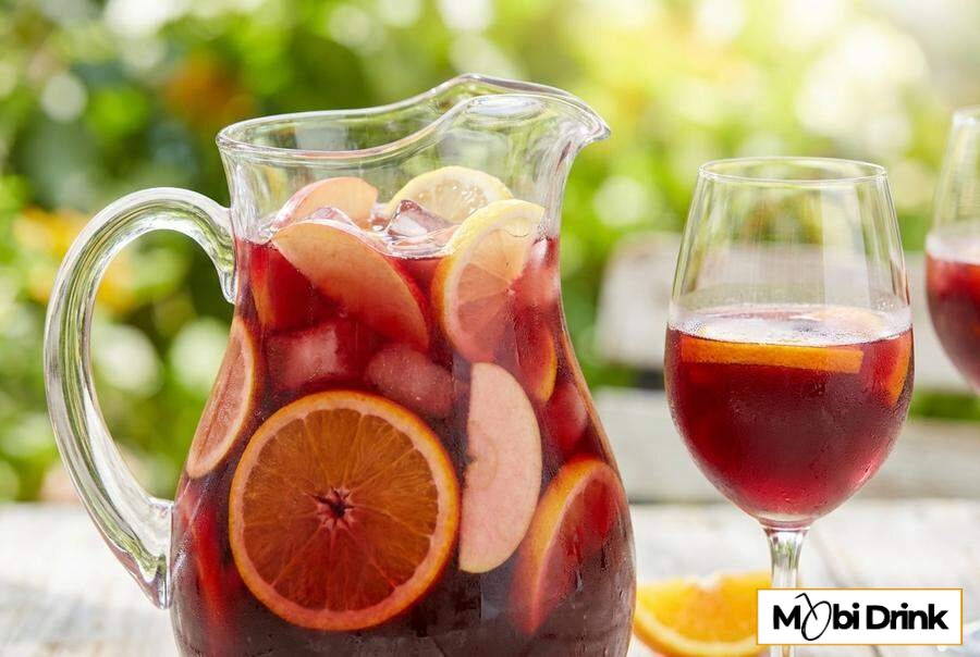 Dzbanek z czerwoną sangrią i owocami