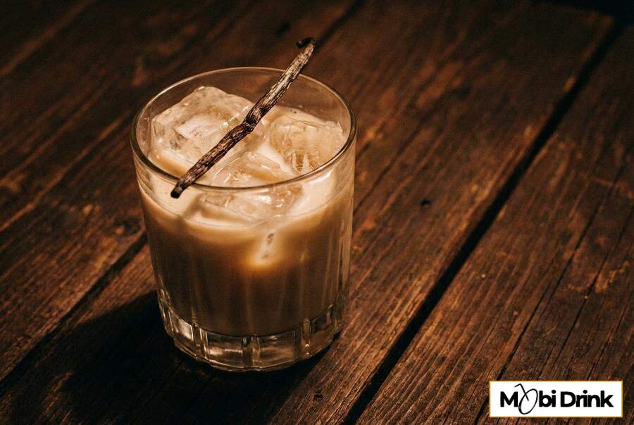 White Russian z likierem Sheridan's na lodzie