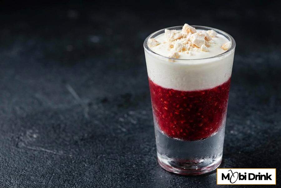 Warstwowy shot Malinowa Chmurka z bitą śmietaną
