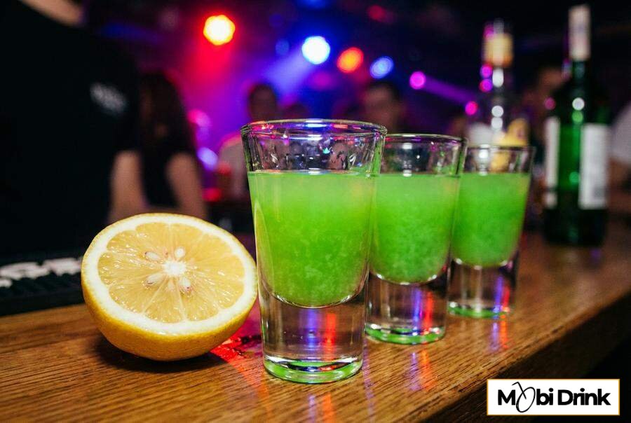 Zielone shoty pistacjowe z sokiem z cytryny