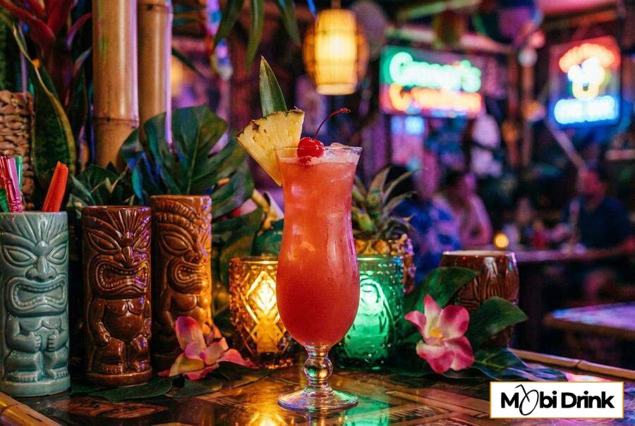 Owocowy Singapore Sling z ananasem i wisienką