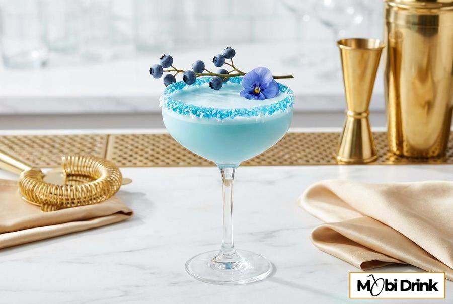 Kremowy błękitny drink Smerfetka w kieliszku