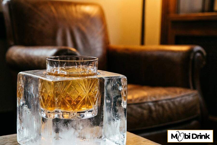 Klasyczny drink Stinger z brandy na lodzie