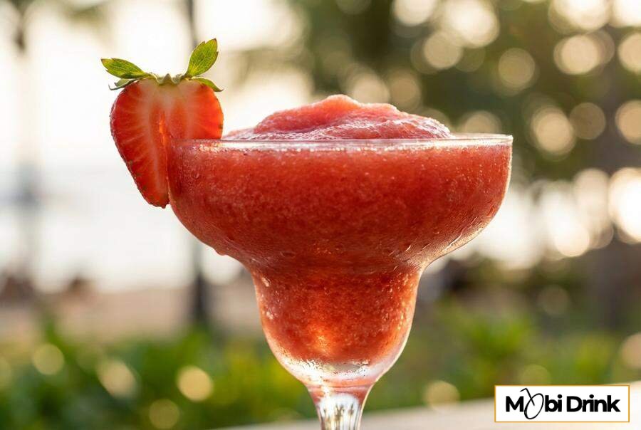 Mrożone truskawkowe daiquiri w kieliszku