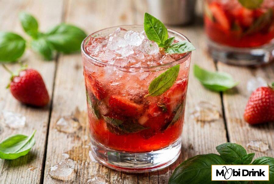 Orzeźwiający Strawberry Gin Smash z ziołami