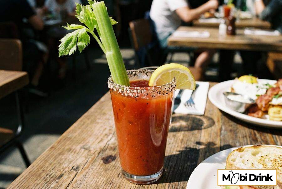 Pikantny pomidorowy drink Virgin Mary z selerem.