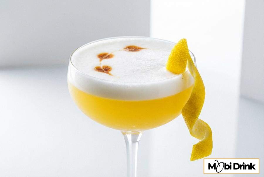 Koktajl Whisky Sour z pianką i bittersem
