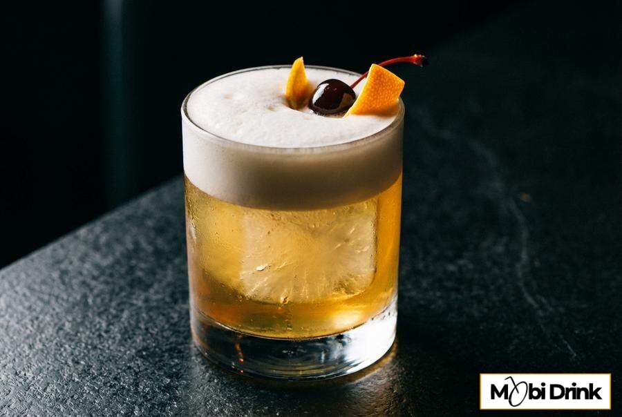 Klasyczny drink Whisky Sour z pianką i wiśnią