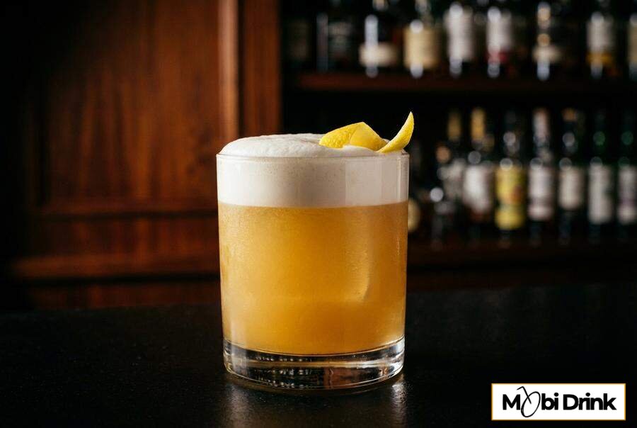 Klasyczny Whisky Sour z białą pianką