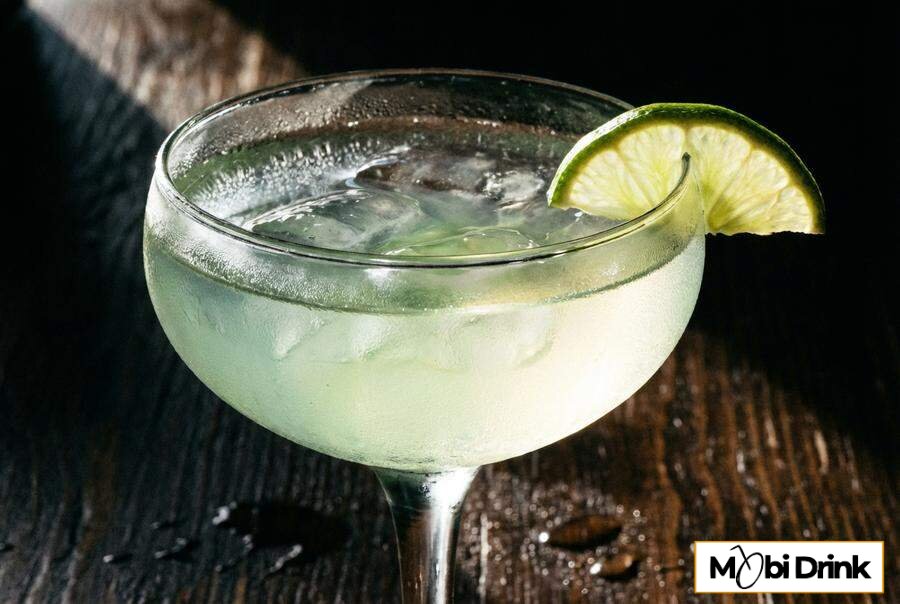 Mocny drink Kamikaze z limonką w kieliszku