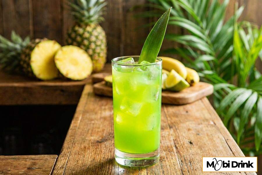 Zielony drink z Malibu i sokiem ananasowym