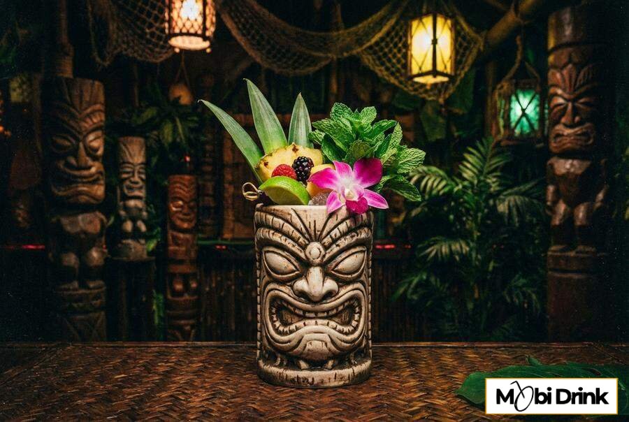 Mocny drink Zombie w kubku tiki