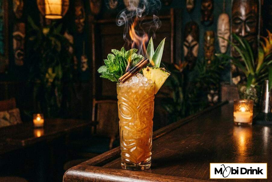 Mocny drink Zombie z dekoracją tiki